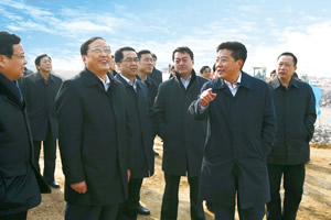 龙栖湾-省长陈政高（左二）多次到该区调研