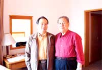王觉英院长(左)与王鹤滨先生